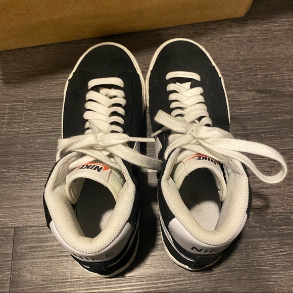 Black Nike Blazers worn once or twice! (Size youth 6, I’m a 7-7.5W and they fit) - Picture 4 of 6